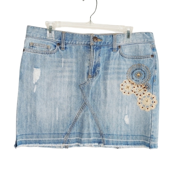 Old Navy Jean Skirt Sz 10 Distressed Embroidered 100% Cotton Light Wash  Raw Hem - Picture 3 of 9